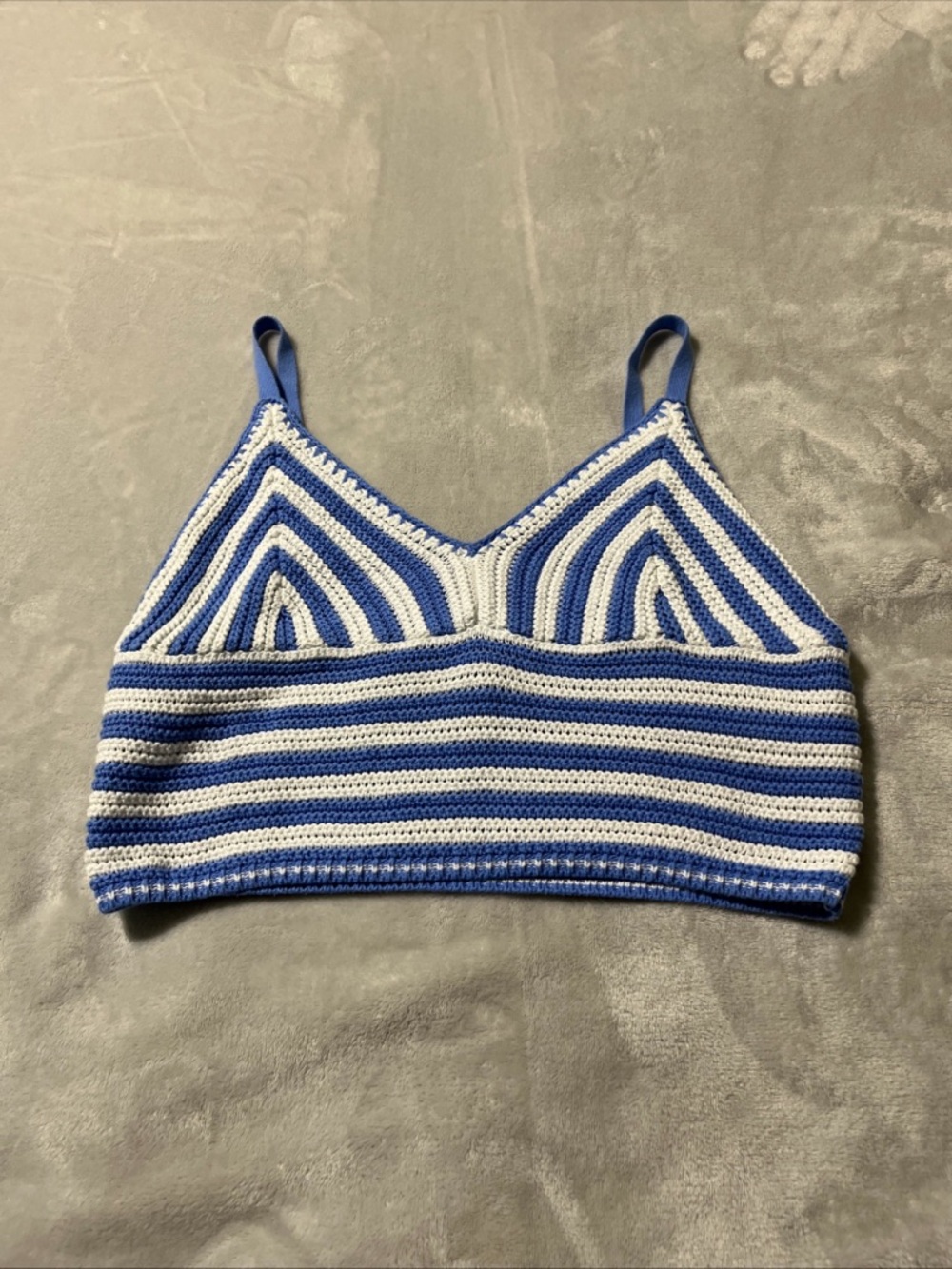 Hollister Crochet cropped  Top Size XL Blue & White Knit V-Neck Crop To